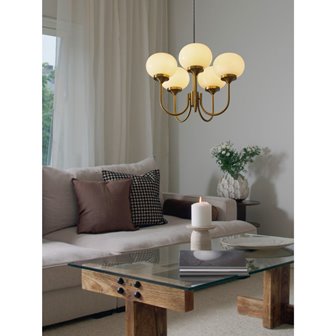 Duży klasyczny żyrandol modern retro mosiądz szklane klosze w salonie